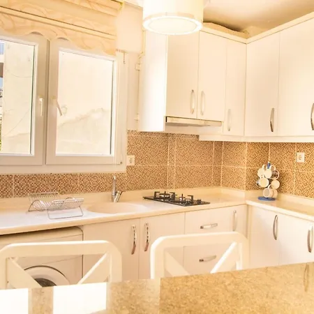 Vibrant And Centrally Located In Alsancak Lägenhet *